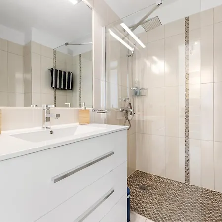 Apartamento Perla en Costa Teguise de Lanzarote con piscina, parking privado y playa cercana *